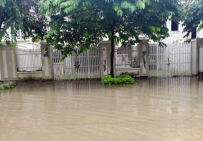 Hà Nội: Sau 1 ngày mưa bão, hàng chục căn biệt thự tại Thiên đường Bảo Sơn vẫn ngập chìm trong nước - Ảnh 5.