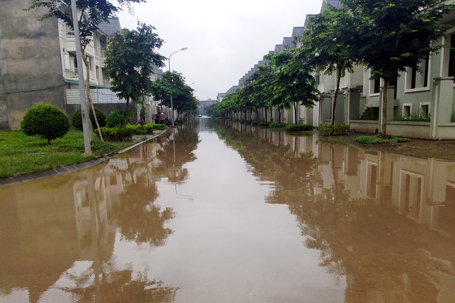 Hà Nội: Sau 1 ngày mưa bão, hàng chục căn biệt thự tại Thiên đường Bảo Sơn vẫn ngập chìm trong nước - Ảnh 6.