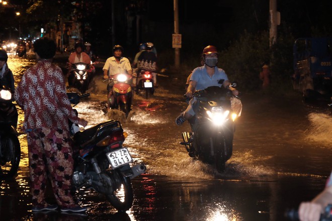 Không mưa lũ, người Sài Gòn vẫn lắc đầu ngao ngán vì xe chết máy, ngã tư biến thành sông - Ảnh 1.