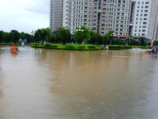 Hà Nội: Nhiều chung cư, khu đô thị bị cô lập vì nước ngập lớn  - Ảnh 3.