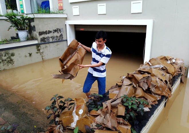 Hà Nội: Sau 1 ngày mưa bão, hàng chục căn biệt thự tại Thiên đường Bảo Sơn vẫn ngập chìm trong nước - Ảnh 7.