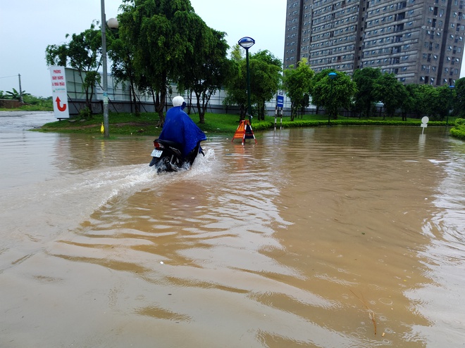 Hà Nội: Nhiều chung cư, khu đô thị bị cô lập vì nước ngập lớn  - Ảnh 6.