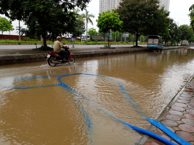 Hà Nội: Sau 1 ngày mưa bão, hàng chục căn biệt thự tại Thiên đường Bảo Sơn vẫn ngập chìm trong nước - Ảnh 10.