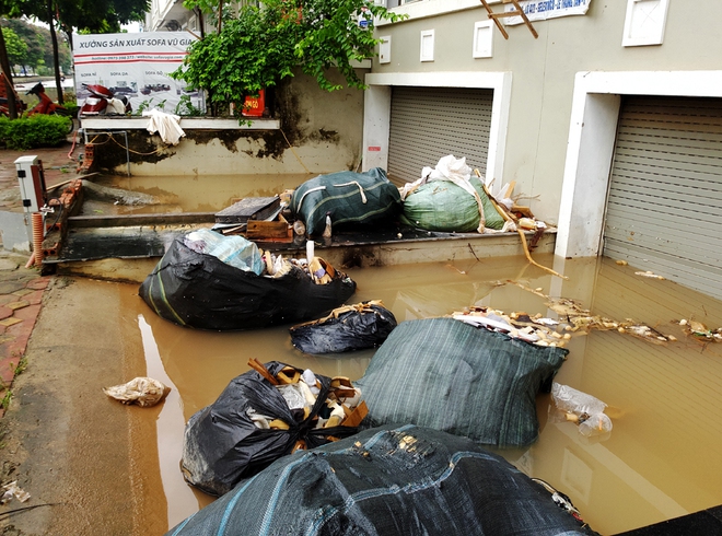 Hà Nội: Sau 1 ngày mưa bão, hàng chục căn biệt thự tại Thiên đường Bảo Sơn vẫn ngập chìm trong nước - Ảnh 15.