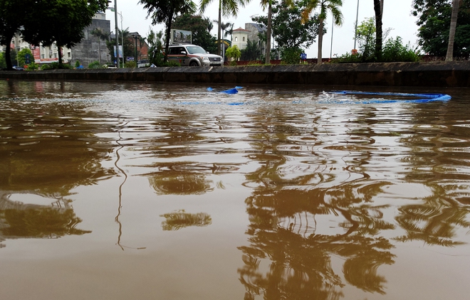 Hà Nội: Sau 1 ngày mưa bão, hàng chục căn biệt thự tại Thiên đường Bảo Sơn vẫn ngập chìm trong nước - Ảnh 11.