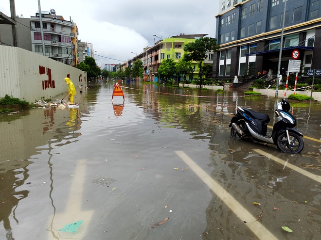 Hà Nội: Nhiều chung cư, khu đô thị bị cô lập vì nước ngập lớn  - Ảnh 17.