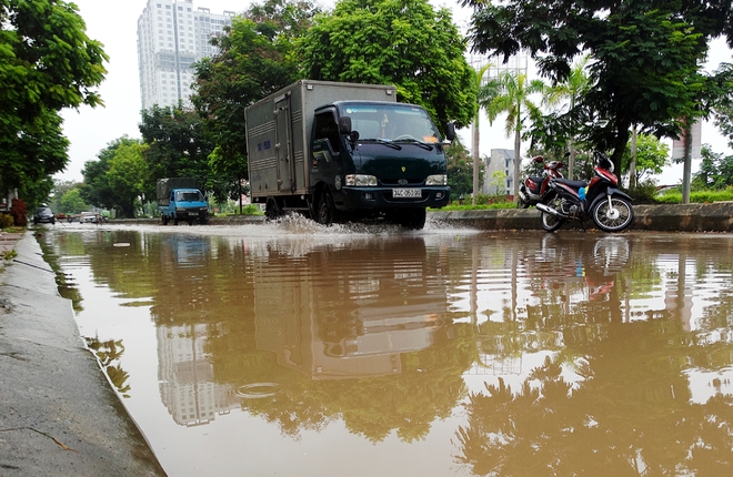 Hà Nội: Sau 1 ngày mưa bão, hàng chục căn biệt thự tại Thiên đường Bảo Sơn vẫn ngập chìm trong nước - Ảnh 12.