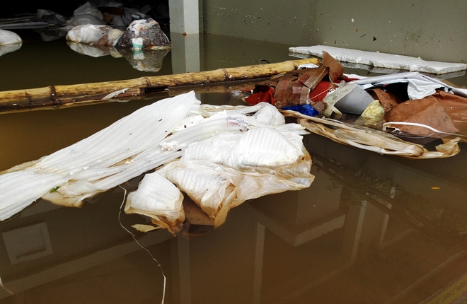 Hà Nội: Sau 1 ngày mưa bão, hàng chục căn biệt thự tại Thiên đường Bảo Sơn vẫn ngập chìm trong nước - Ảnh 13.