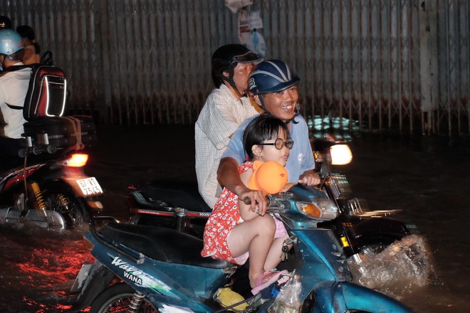 Không mưa lũ, người Sài Gòn vẫn lắc đầu ngao ngán vì xe chết máy, ngã tư biến thành sông - Ảnh 2.