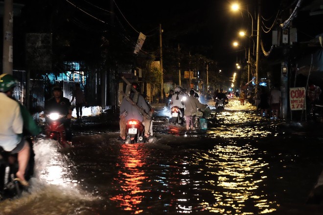 Không mưa lũ, người Sài Gòn vẫn lắc đầu ngao ngán vì xe chết máy, ngã tư biến thành sông - Ảnh 11.