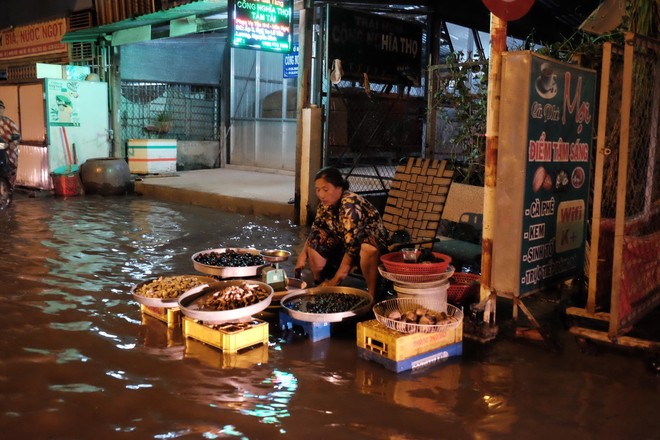 Không mưa lũ, người Sài Gòn vẫn lắc đầu ngao ngán vì xe chết máy, ngã tư biến thành sông - Ảnh 12.