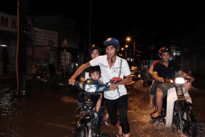 Không mưa lũ, người Sài Gòn vẫn lắc đầu ngao ngán vì xe chết máy, ngã tư biến thành sông - Ảnh 13.
