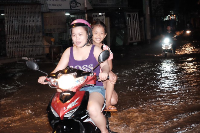 Không mưa lũ, người Sài Gòn vẫn lắc đầu ngao ngán vì xe chết máy, ngã tư biến thành sông - Ảnh 14.