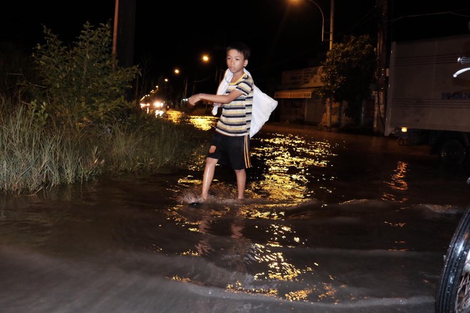 Không mưa lũ, người Sài Gòn vẫn lắc đầu ngao ngán vì xe chết máy, ngã tư biến thành sông - Ảnh 15.