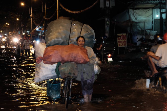 Không mưa lũ, người Sài Gòn vẫn lắc đầu ngao ngán vì xe chết máy, ngã tư biến thành sông - Ảnh 16.