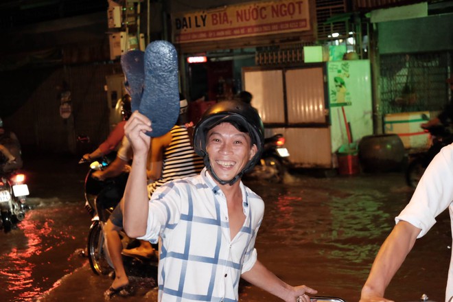 Không mưa lũ, người Sài Gòn vẫn lắc đầu ngao ngán vì xe chết máy, ngã tư biến thành sông - Ảnh 17.