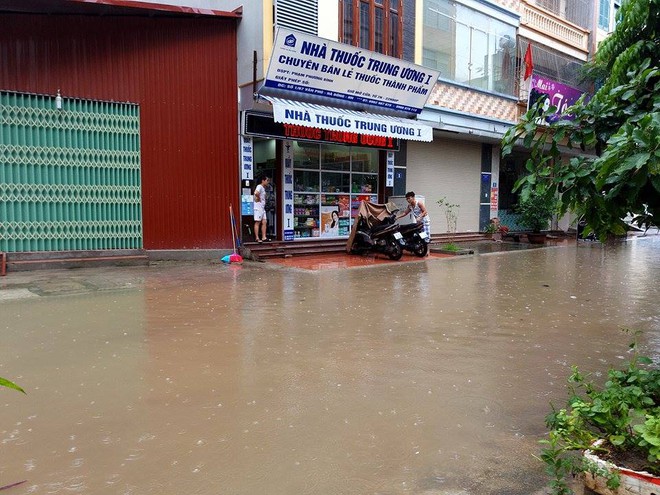 Hà Nội: Chung cư, liền kề KĐT Văn Phú khốn khổ vì chìm trong biển nước. - Ảnh 7.