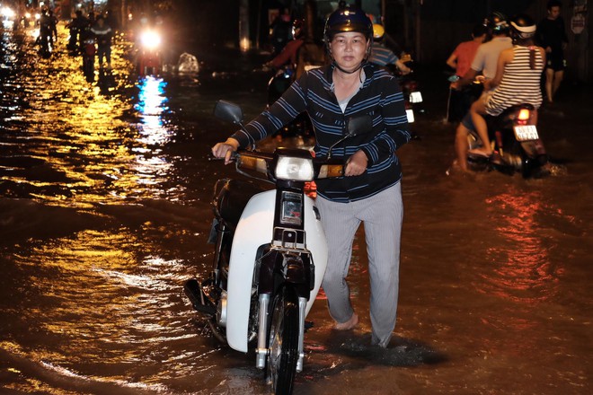 Không mưa lũ, người Sài Gòn vẫn lắc đầu ngao ngán vì xe chết máy, ngã tư biến thành sông - Ảnh 4.