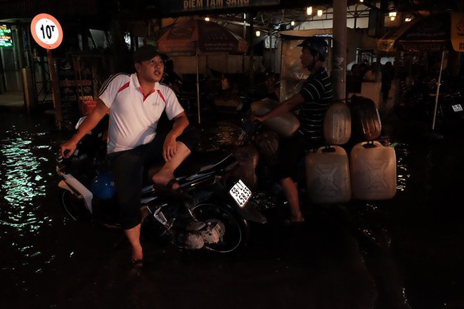 Không mưa lũ, người Sài Gòn vẫn lắc đầu ngao ngán vì xe chết máy, ngã tư biến thành sông - Ảnh 6.