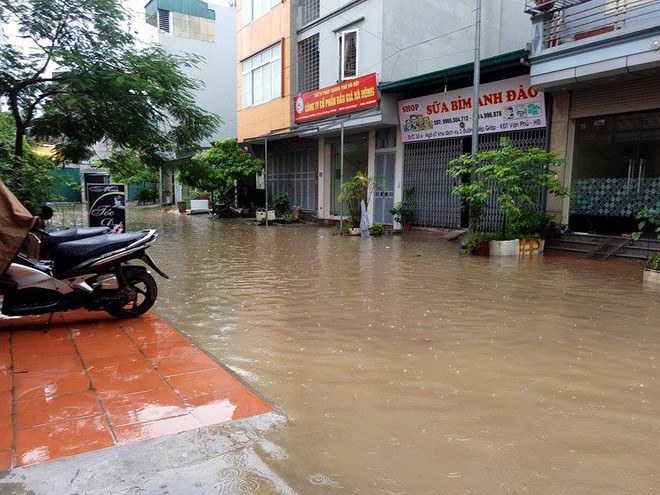 Hà Nội: Chung cư, liền kề KĐT Văn Phú khốn khổ vì chìm trong biển nước. - Ảnh 9.