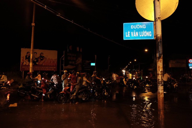 Không mưa lũ, người Sài Gòn vẫn lắc đầu ngao ngán vì xe chết máy, ngã tư biến thành sông - Ảnh 8.