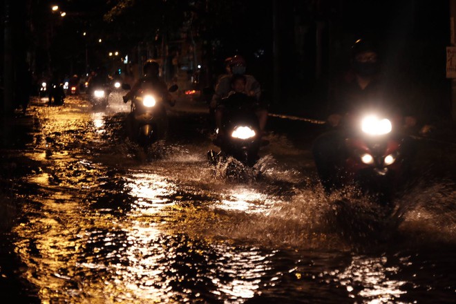 Không mưa lũ, người Sài Gòn vẫn lắc đầu ngao ngán vì xe chết máy, ngã tư biến thành sông - Ảnh 9.