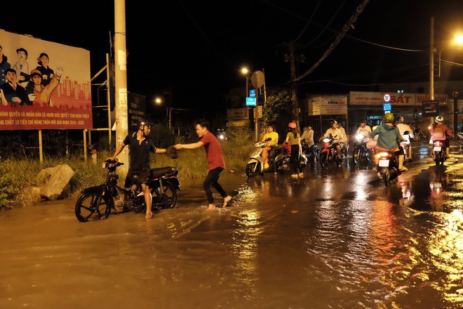 Không mưa lũ, người Sài Gòn vẫn lắc đầu ngao ngán vì xe chết máy, ngã tư biến thành sông - Ảnh 10.