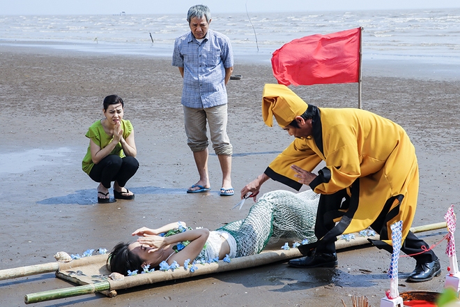 Cát Phượng - Trung Dân thi nhau rình mò cửa phòng con gái cưng - Ảnh 2.