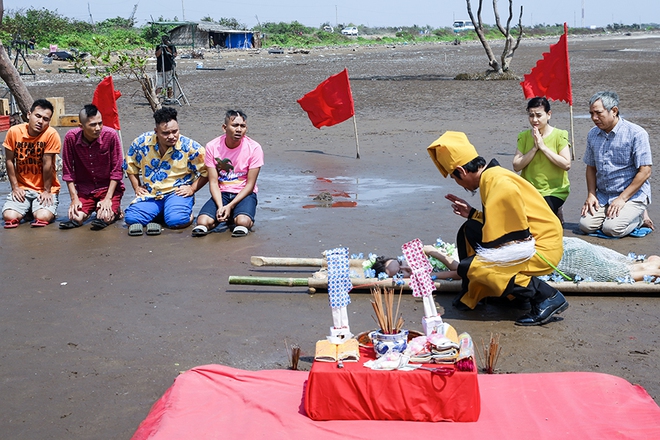 Cát Phượng - Trung Dân thi nhau rình mò cửa phòng con gái cưng - Ảnh 3.