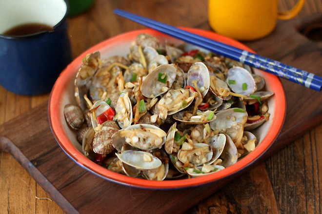 Không cần ra hàng, ở nhà bạn cũng có thể làm nghêu xào tỏi ớt thơm lừng cực ngon - Ảnh 5. Không cần ra hàng, ở nhà bạn cũng có thể làm nghêu xào tỏi ớt thơm lừng cực ngon - Ảnh 5.