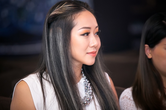 Tham tóc phẩy line, lại thêm loạt phụ kiện chẳng liên quan đã khiến cho Hoa hậu Ngô Phương Lan lọt top mặc sến - Ảnh 3.