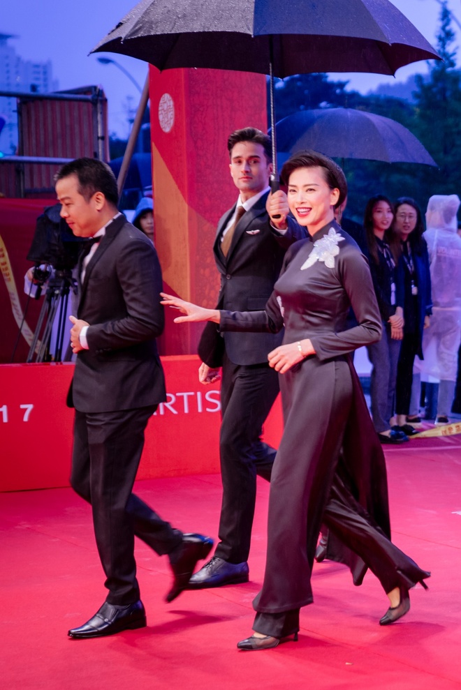 Ngô Thanh Vân cùng hội mỹ nhân Cô Ba Sài Gòn diện áo dài nổi bật trên thảm đỏ LHP Busan - Ảnh 1.