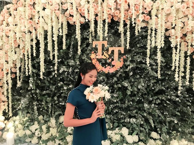 Hoa hậu Ngọc Hân ăn gian để bắt được hoa cưới từ tay Đặng Thu Thảo - Ảnh 2.