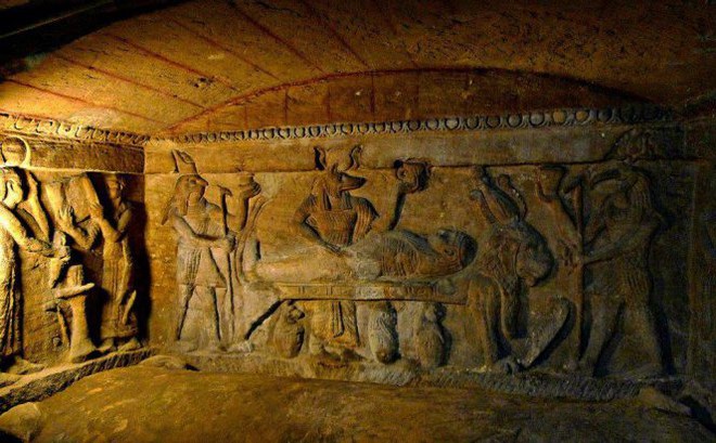 Phát hiện khu hầm mộ đồ sộ nghìn năm một cách tình cờ nhờ công của một con lừa - Ảnh 5.