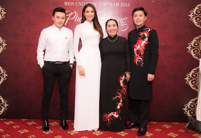 Sau loạt sự cố ở Hoa hậu Hoàn vũ, Phạm Hương rạng rỡ với áo dài trắng - Ảnh 1.