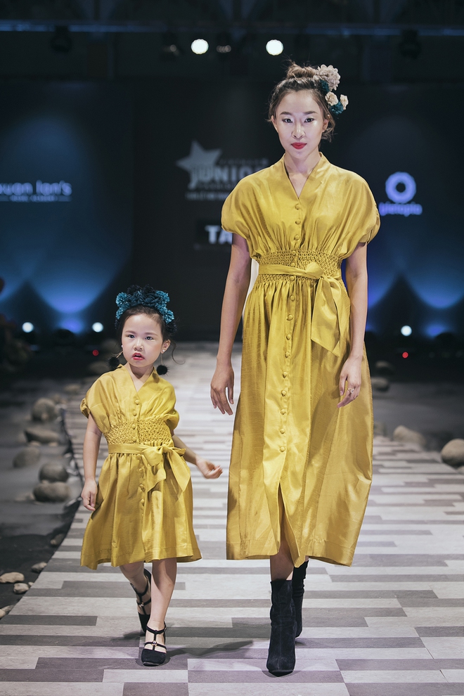 Hoa hậu Hương Giang, Trương Quỳnh Anh nắm tay con sải bước trên sàn catwalk ngày thứ 2 Tuần lễ Thời trang Thiếu nhi - Ảnh 14.