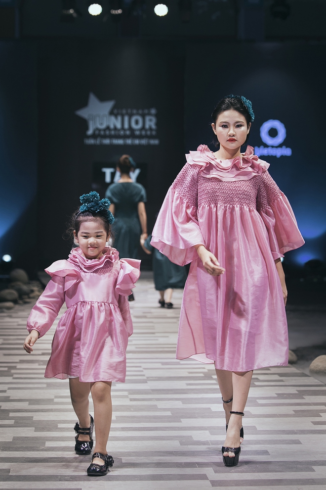 Hoa hậu Hương Giang, Trương Quỳnh Anh nắm tay con sải bước trên sàn catwalk ngày thứ 2 Tuần lễ Thời trang Thiếu nhi - Ảnh 15.