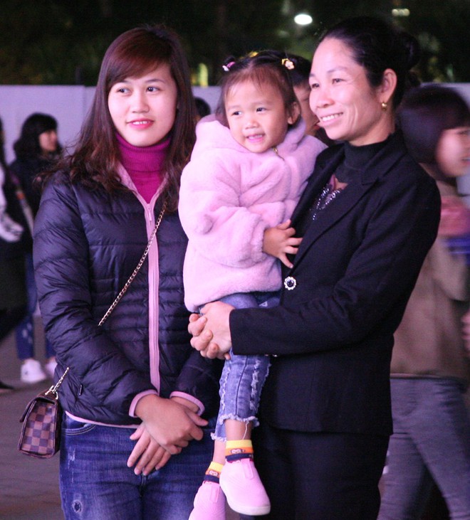 Hà Nội rét căm căm, hàng nghìn người dân vẫn ùn ùn kéo đến TTTM trong đêm check in trước lễ Giáng sinh - Ảnh 1.