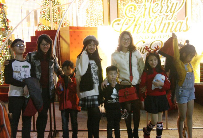 Hà Nội rét căm căm, hàng nghìn người dân vẫn ùn ùn kéo đến TTTM trong đêm check in trước lễ Giáng sinh - Ảnh 2.