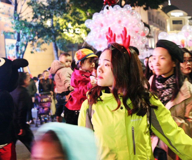 Hà Nội: Mưa phùn, lạnh buốt hàng nghìn người vẫn ùn ùn đổ về phố đi bộ đón Giáng sinh sớm - Ảnh 7.