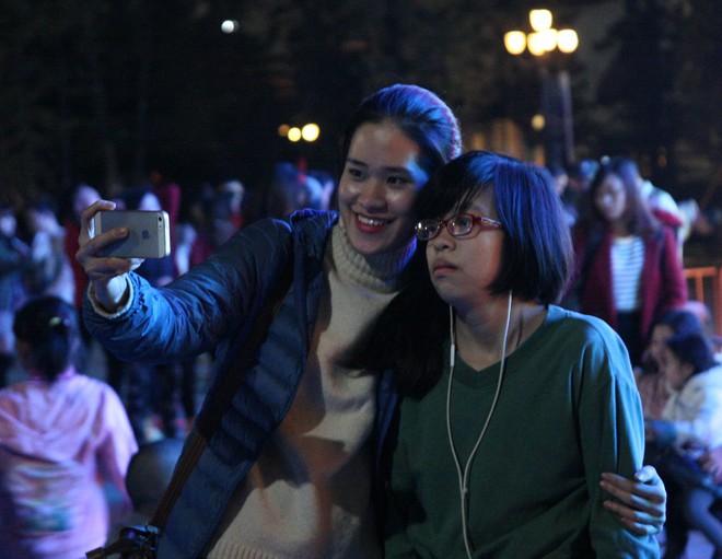 Hà Nội rét căm căm, hàng nghìn người dân vẫn ùn ùn kéo đến TTTM trong đêm check in trước lễ Giáng sinh - Ảnh 4.