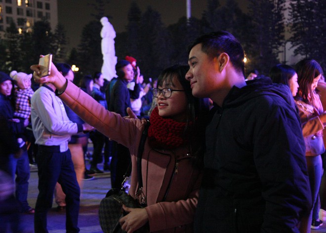 Hà Nội rét căm căm, hàng nghìn người dân vẫn ùn ùn kéo đến TTTM trong đêm check in trước lễ Giáng sinh - Ảnh 5.