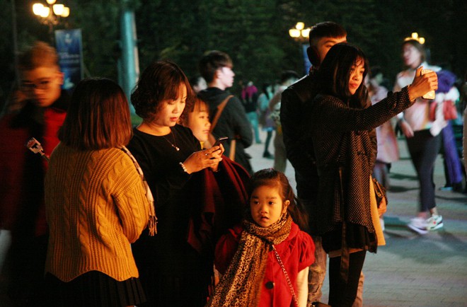 Hà Nội rét căm căm, hàng nghìn người dân vẫn ùn ùn kéo đến TTTM trong đêm check in trước lễ Giáng sinh - Ảnh 6.