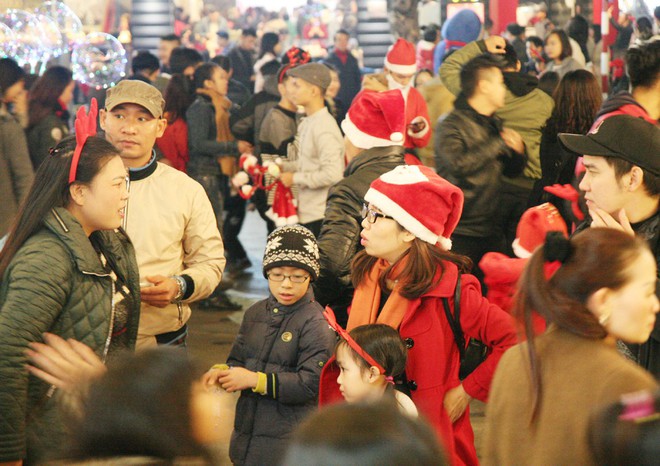 Hà Nội: Mưa phùn, lạnh buốt hàng nghìn người vẫn ùn ùn đổ về phố đi bộ đón Giáng sinh sớm - Ảnh 2.