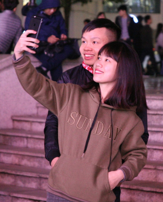 Hà Nội rét căm căm, hàng nghìn người dân vẫn ùn ùn kéo đến TTTM trong đêm check in trước lễ Giáng sinh - Ảnh 8.