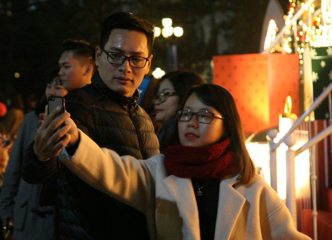 Hà Nội rét căm căm, hàng nghìn người dân vẫn ùn ùn kéo đến TTTM trong đêm check in trước lễ Giáng sinh - Ảnh 10.
