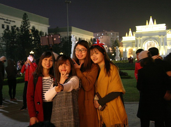 Hà Nội rét căm căm, hàng nghìn người dân vẫn ùn ùn kéo đến TTTM trong đêm check in trước lễ Giáng sinh - Ảnh 13.