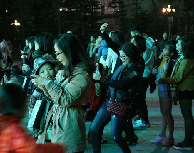 Hà Nội rét căm căm, hàng nghìn người dân vẫn ùn ùn kéo đến TTTM trong đêm check in trước lễ Giáng sinh - Ảnh 14.