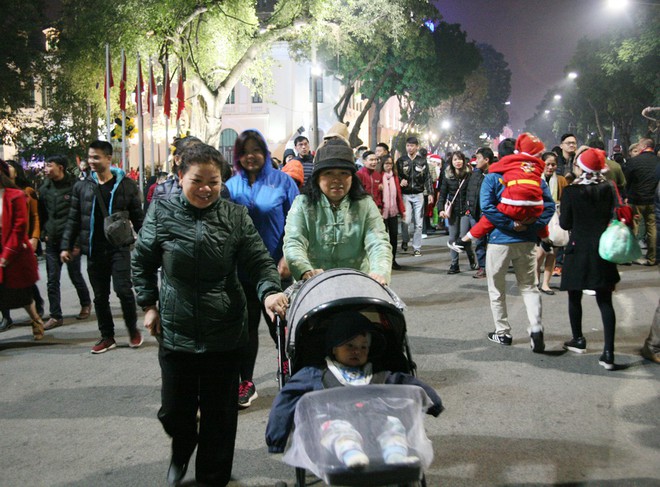 Hà Nội: Mưa phùn, lạnh buốt hàng nghìn người vẫn ùn ùn đổ về phố đi bộ đón Giáng sinh sớm - Ảnh 4.
