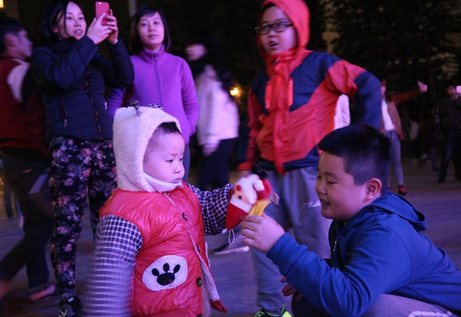 Hà Nội rét căm căm, hàng nghìn người dân vẫn ùn ùn kéo đến TTTM trong đêm check in trước lễ Giáng sinh - Ảnh 15.